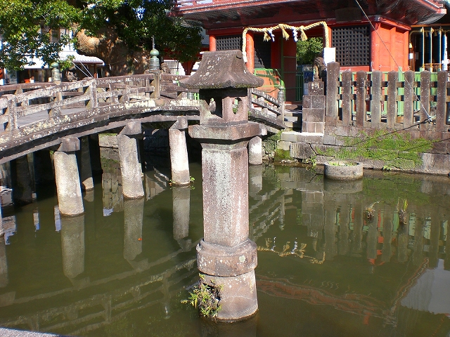 与賀神社の水辺の燈篭