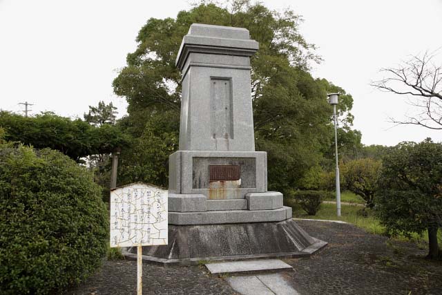 江下伍長銅像